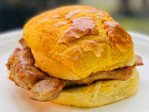 82. Chicken Fillet Pineapple Bun 雞扒菠蘿包